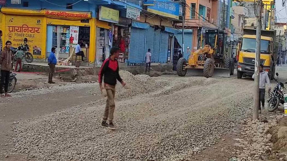 महेन्द्रनगर बजार क्षेत्रका सडक विस्तार गरिँदै